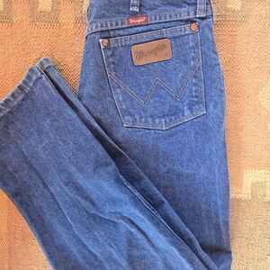 Mens Wrangler 31 Relaxed Jeans. Size 33x32. Great Condition!